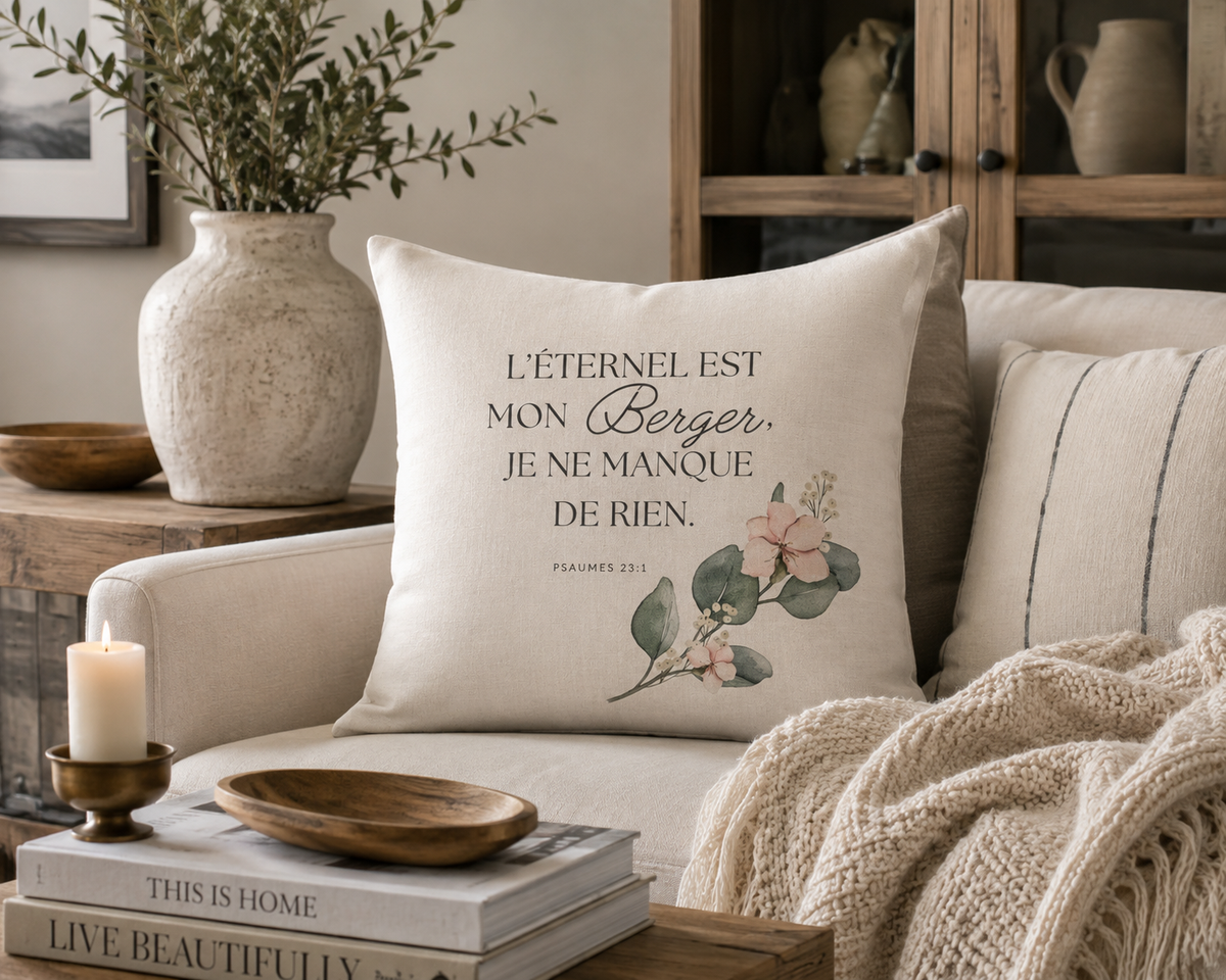 Coussin décoratif chrétien avec illustration florale et message « L’Éternel est mon berger »
