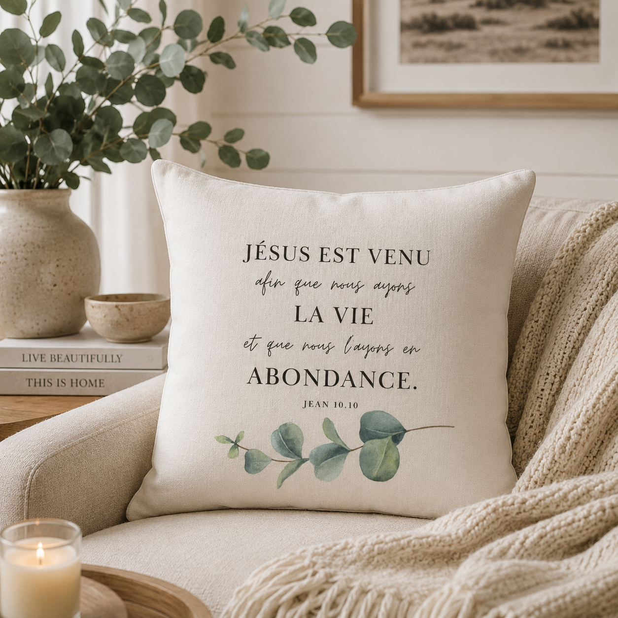 Coussin décoratif chrétien avec le verset Jean 10.10 « Jésus est venu afin que nous ayons la vie et que nous l’ayons en abondance »